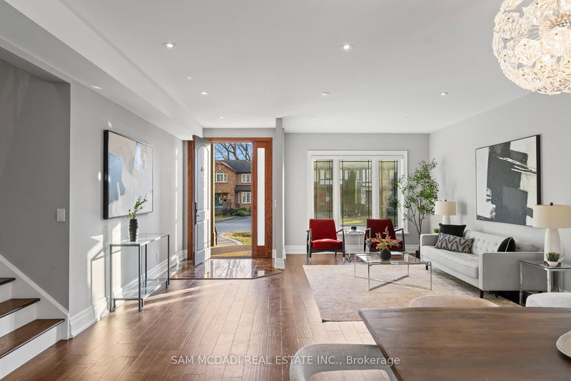 1487 Myron Dr, Mississauga, L5E 2N5 | Image 2