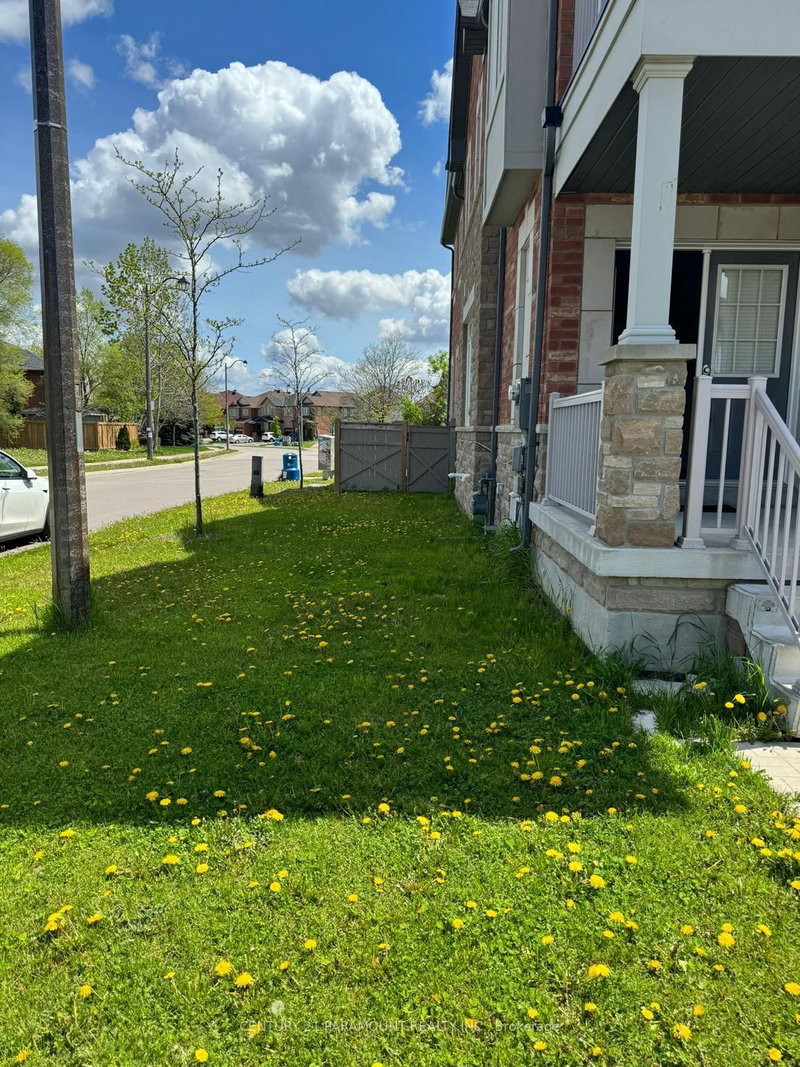 80 Hollowgrove Blvd, Brampton, L6P 1A9 | Image 2