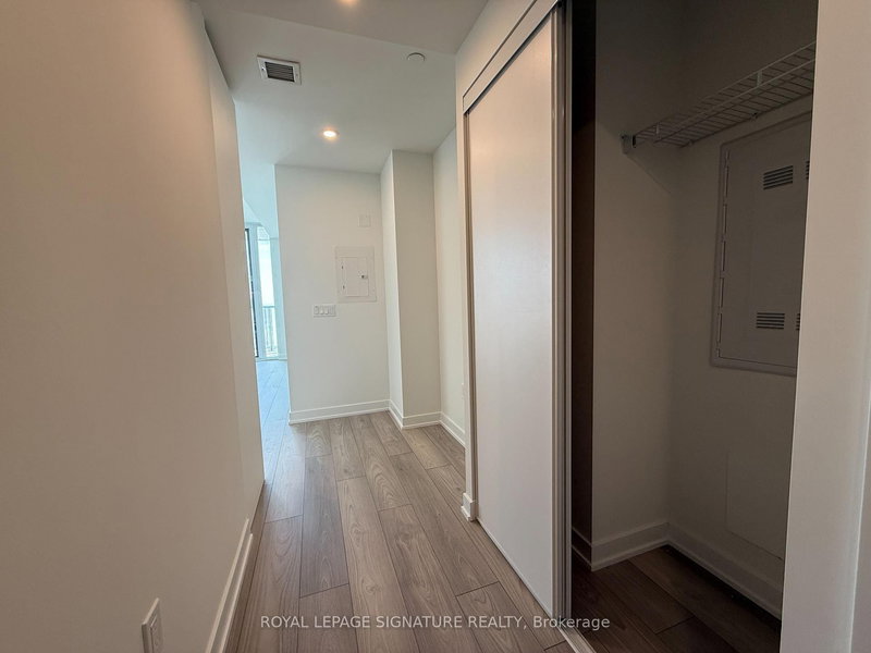 1713 - 1 Fairview Rd E, Mississauga, L5A 4C6 | Image 3