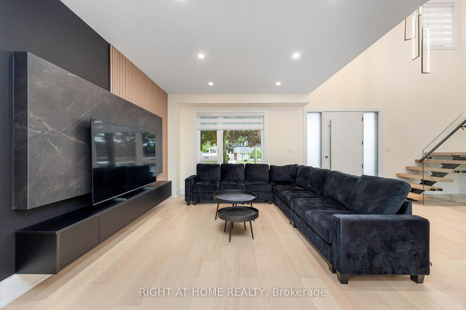 Detached House for sale at 584 WALKERS Line, Burlington, Ontario, L7N 2E5 - Roseland - MLS: W12942902