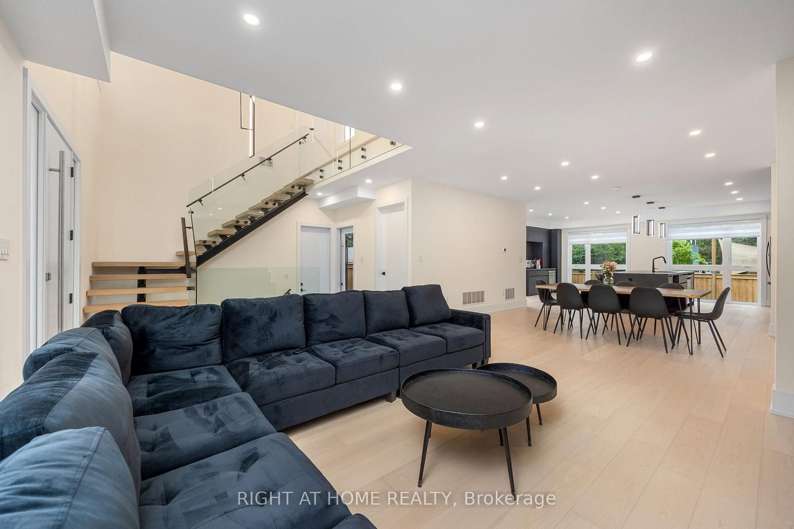 Detached House for sale at 584 WALKERS Line, Burlington, Ontario, L7N 2E5 - Roseland - MLS: W12942902