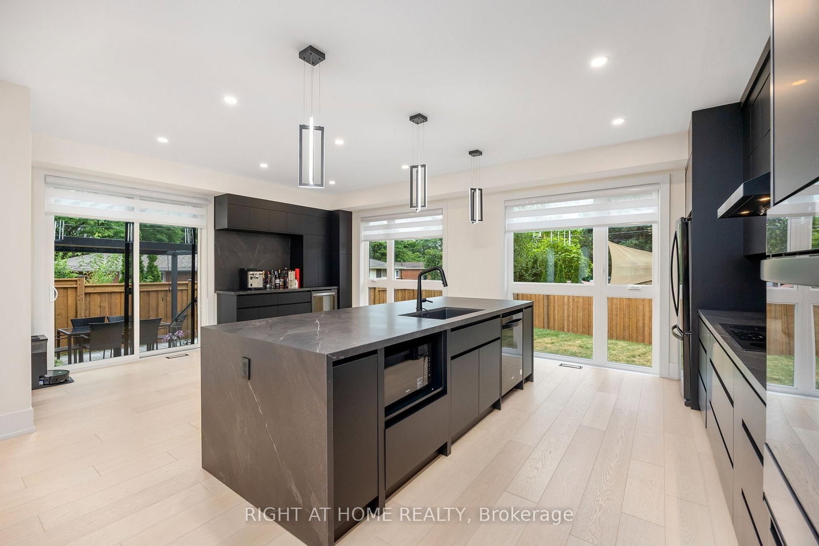 Detached House for sale at 584 WALKERS Line, Burlington, Ontario, L7N 2E5 - Roseland - MLS: W12942902