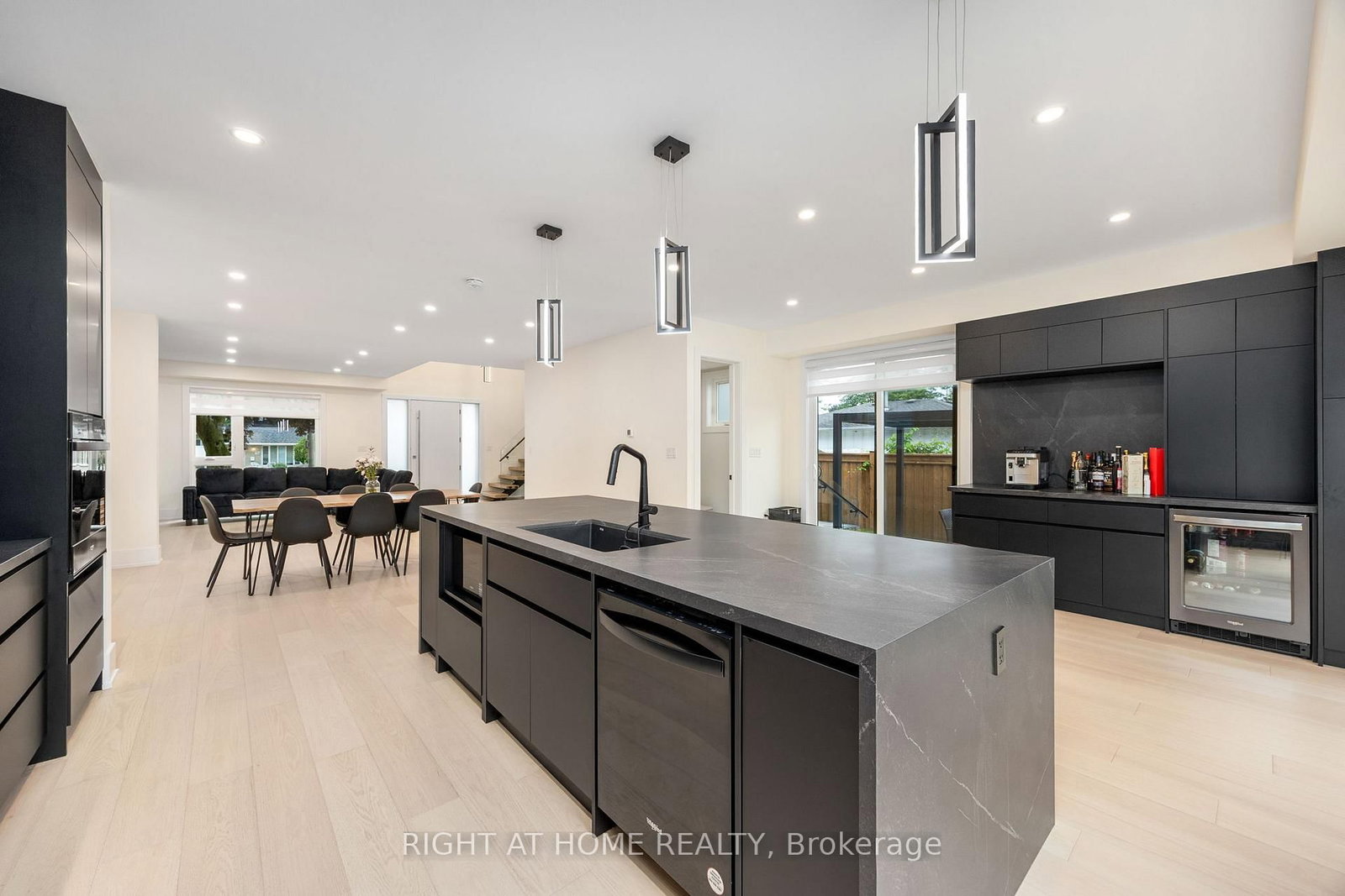 Detached House for sale at 584 WALKERS Line, Burlington, Ontario, L7N 2E5 - Roseland - MLS: W12942902