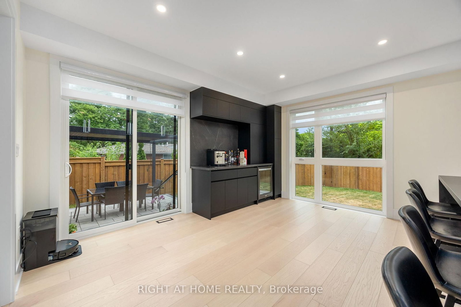 Detached House for sale at 584 WALKERS Line, Burlington, Ontario, L7N 2E5 - Roseland - MLS: W12942902