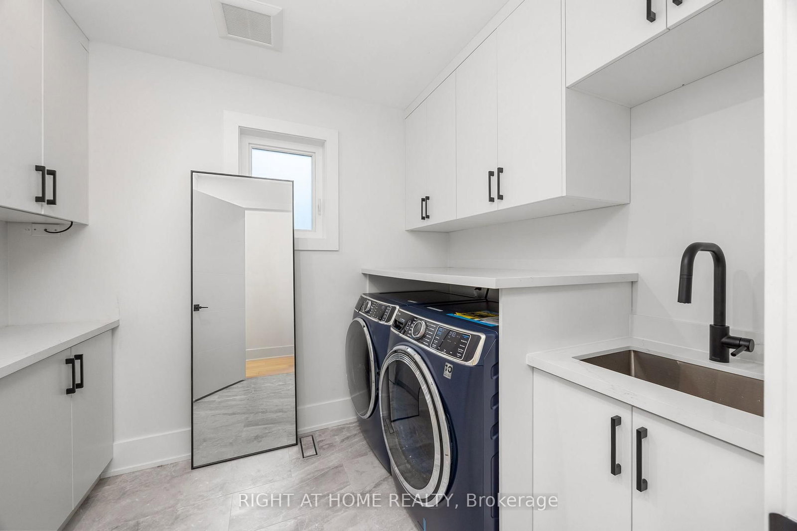 Detached House for sale at 584 WALKERS Line, Burlington, Ontario, L7N 2E5 - Roseland - MLS: W12942902