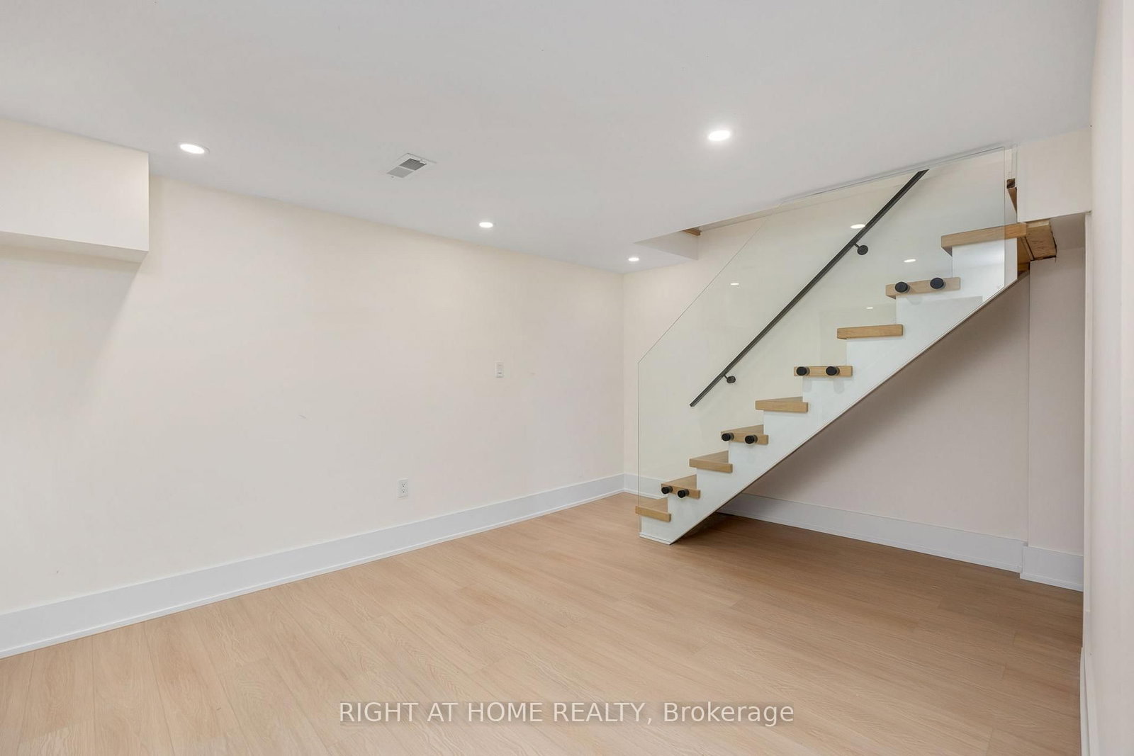 Detached House for sale at 584 WALKERS Line, Burlington, Ontario, L7N 2E5 - Roseland - MLS: W12942902