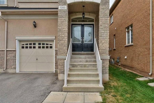 1285 Jezero Crescent