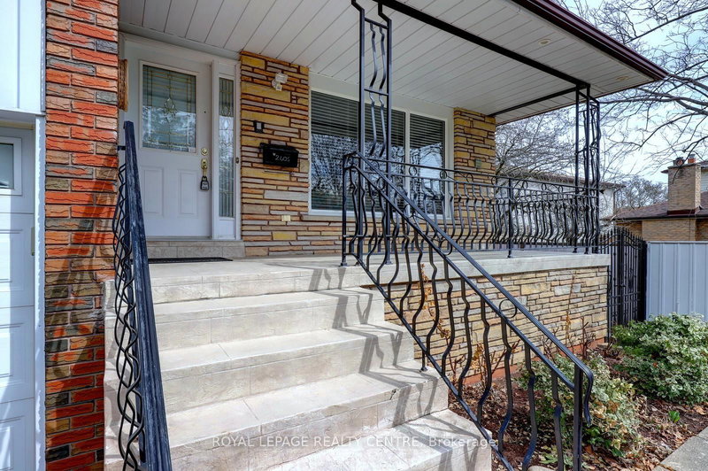 2405 Rosemary Dr, Mississauga, L5C 1X1 | Image 3