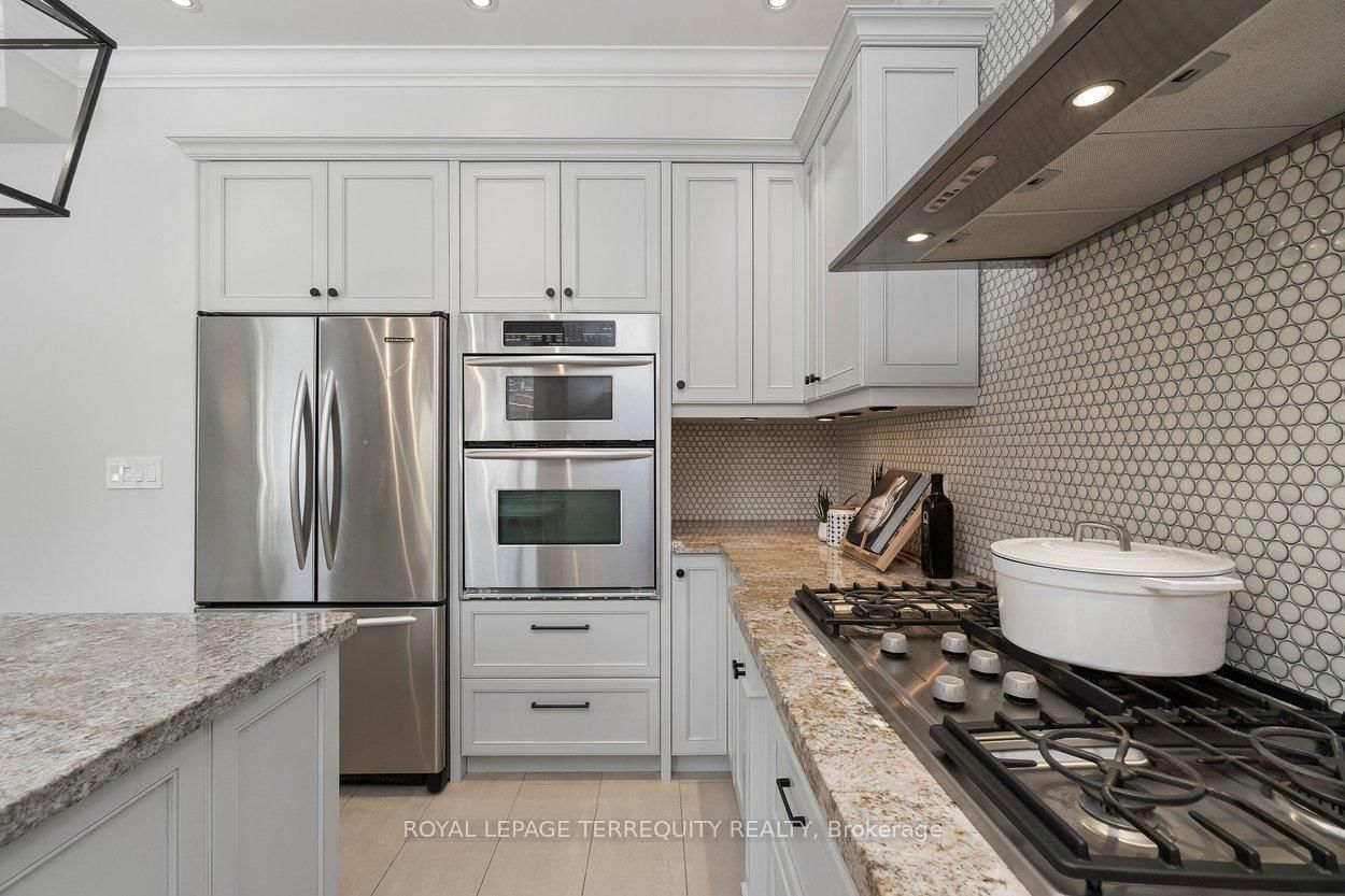 Detached House for sale at 12 Elliott Avenue, Toronto, Ontario, M8X 2P8 - Kingsway South - MLS: W12943316