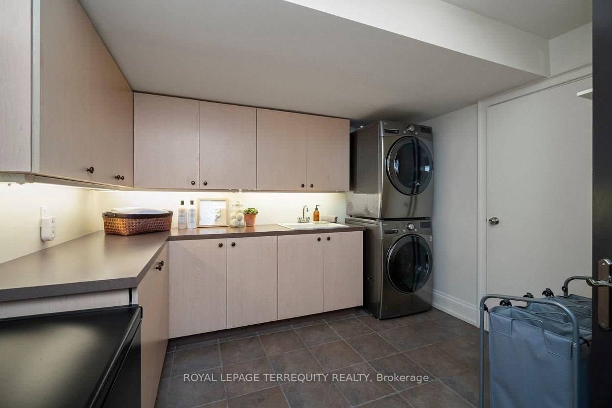 Detached House for sale at 12 Elliott Avenue, Toronto, Ontario, M8X 2P8 - Kingsway South - MLS: W12943316