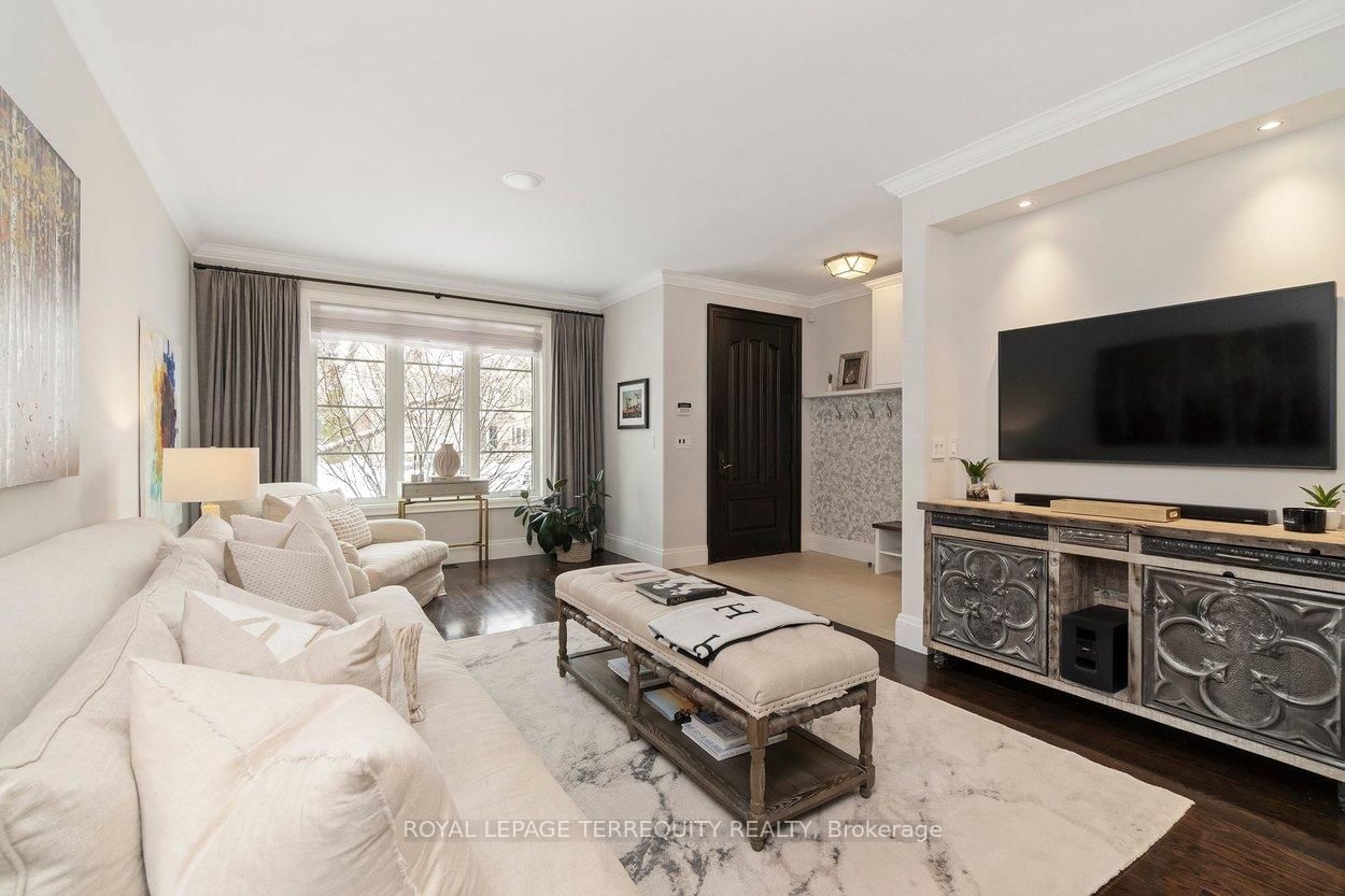 Detached House for sale at 12 Elliott Avenue, Toronto, Ontario, M8X 2P8 - Kingsway South - MLS: W12943316