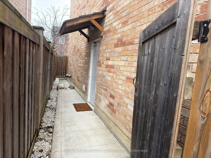 4325 Guildwood Way, Mississauga, L5R 0A7 | Image 2