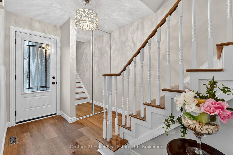 2451 Malcolm Cres, Burlington, L7P 3Y7 | Image 3