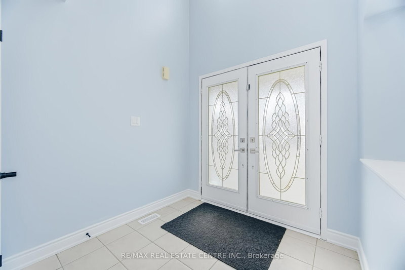 15 Heatherdale Dr, Brampton, L7A 2H6 | Image 2