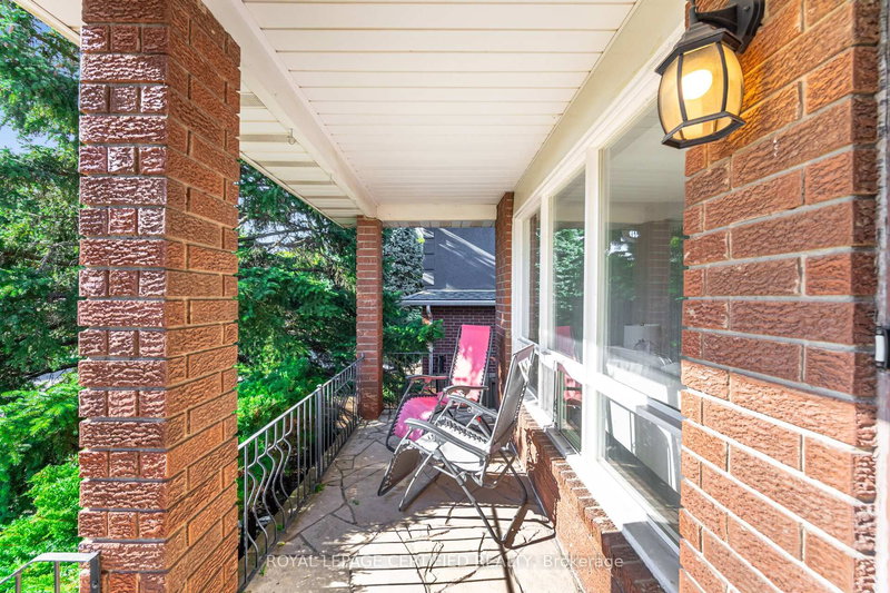 1431 Harmsworth Sq, Oakville, L6H 3E8 | Image 3