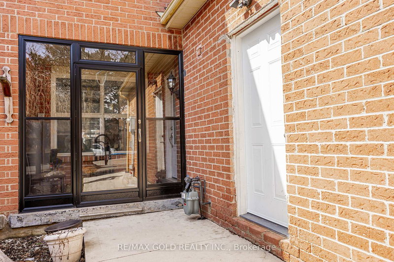 28 Silverstream Rd, Brampton, L6Z 3W5 | Image 2