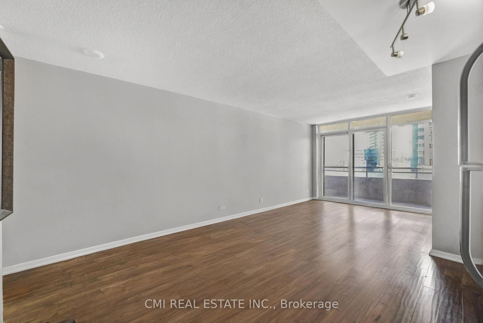 38 Joe Shuster Way • #725 • Toronto, ON photo 7