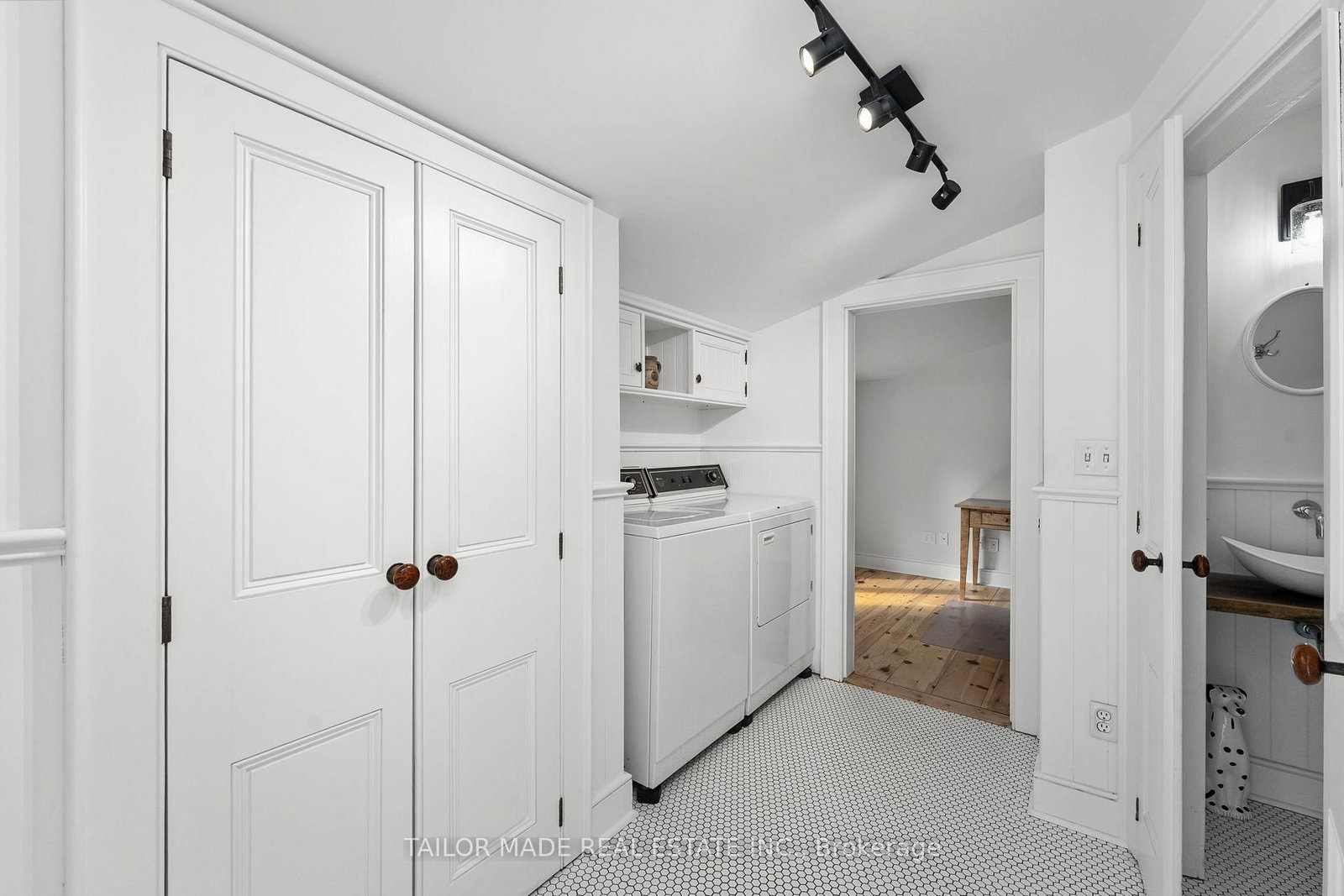 Detached House for sale at 19 Isabella Street, Brampton, Ontario, L6X 1P4 - Downtown Brampton - MLS: W12944162