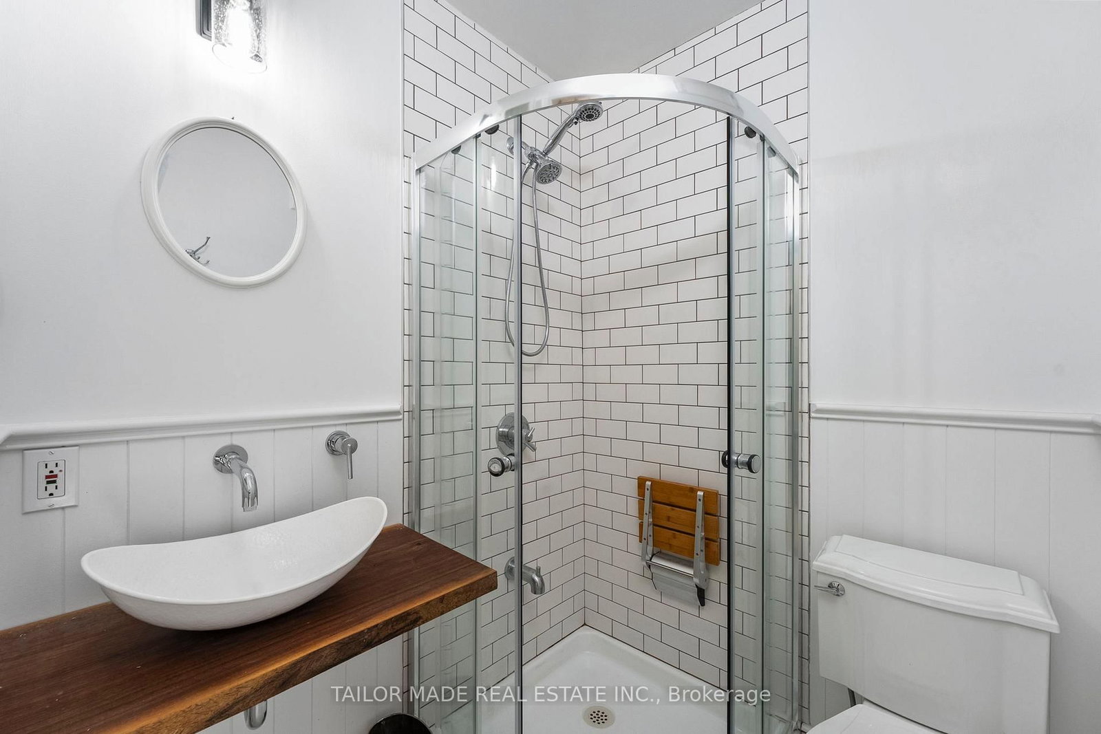 Detached House for sale at 19 Isabella Street, Brampton, Ontario, L6X 1P4 - Downtown Brampton - MLS: W12944162