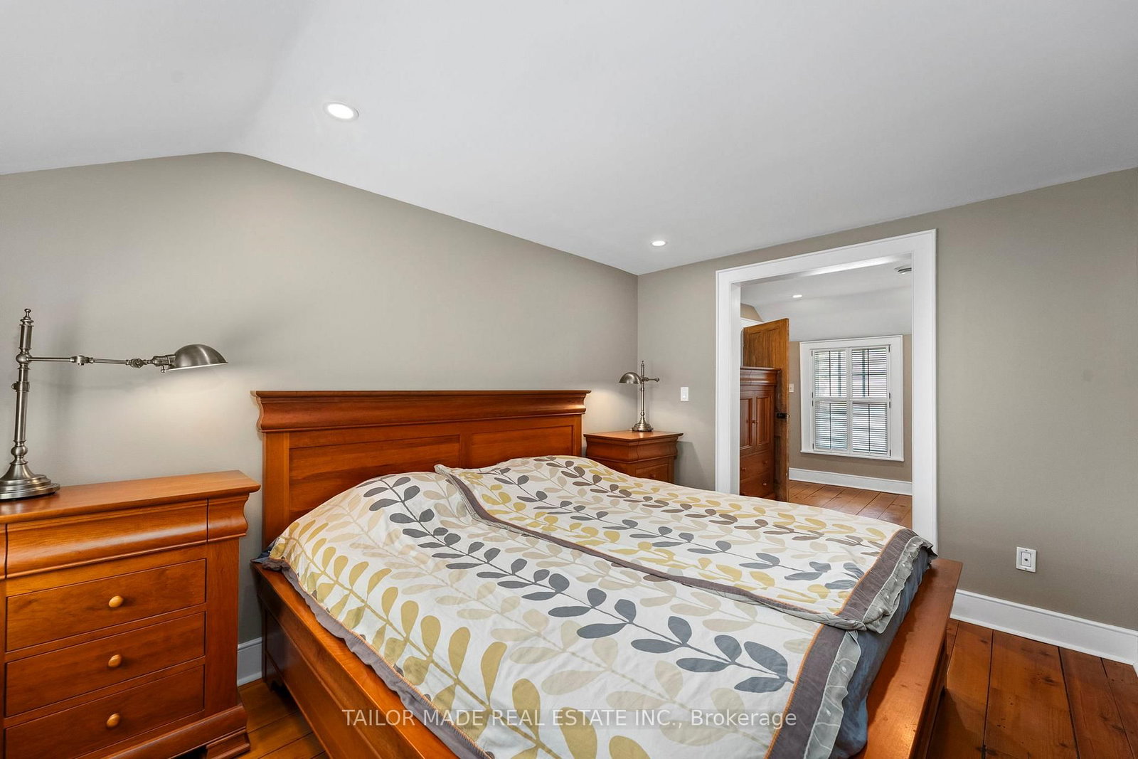 Detached House for sale at 19 Isabella Street, Brampton, Ontario, L6X 1P4 - Downtown Brampton - MLS: W12944162