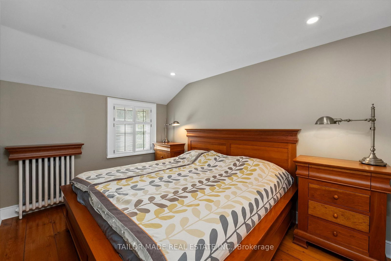 Detached House for sale at 19 Isabella Street, Brampton, Ontario, L6X 1P4 - Downtown Brampton - MLS: W12944162