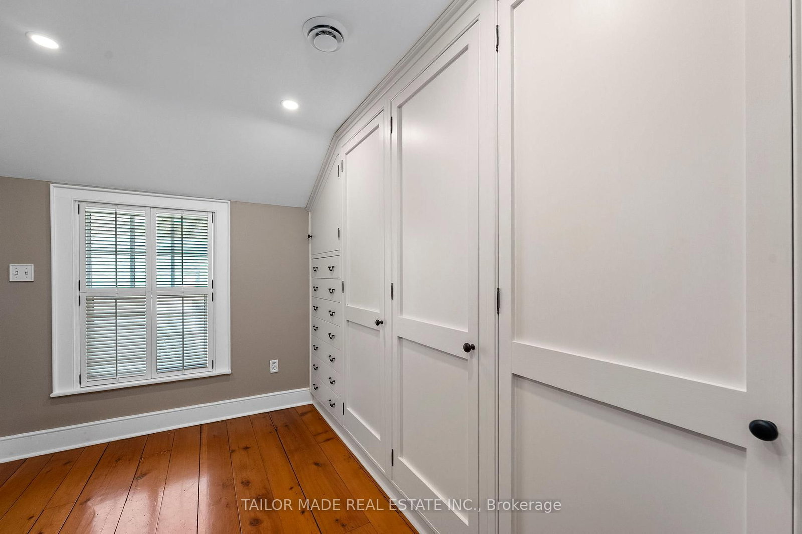 Detached House for sale at 19 Isabella Street, Brampton, Ontario, L6X 1P4 - Downtown Brampton - MLS: W12944162