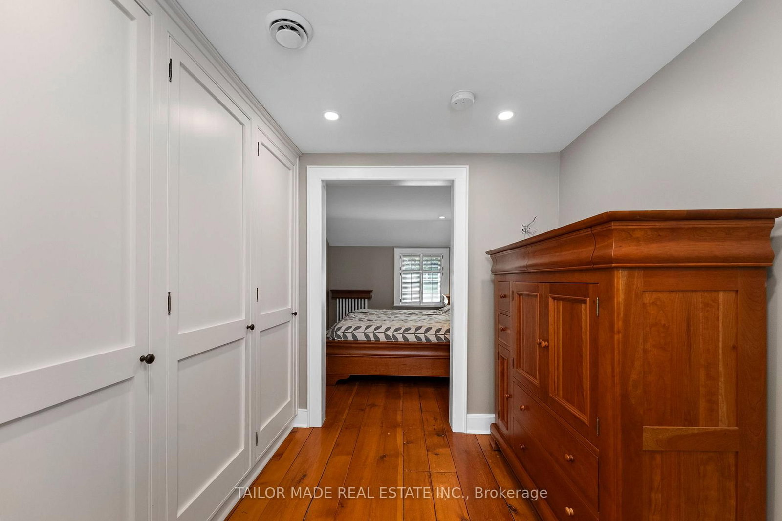 Detached House for sale at 19 Isabella Street, Brampton, Ontario, L6X 1P4 - Downtown Brampton - MLS: W12944162