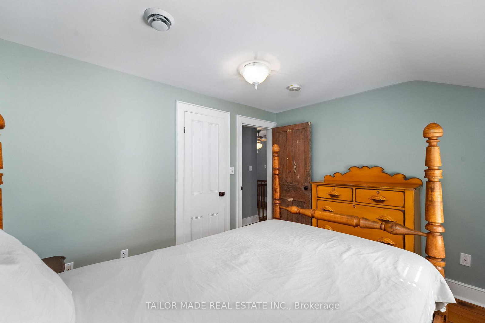 Detached House for sale at 19 Isabella Street, Brampton, Ontario, L6X 1P4 - Downtown Brampton - MLS: W12944162