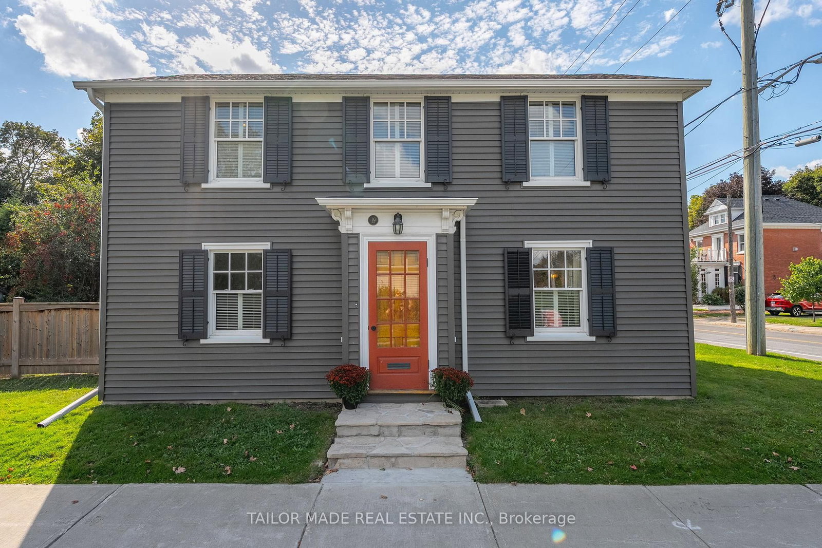 Detached House for sale at 19 Isabella Street, Brampton, Ontario, L6X 1P4 - Downtown Brampton - MLS: W12944162