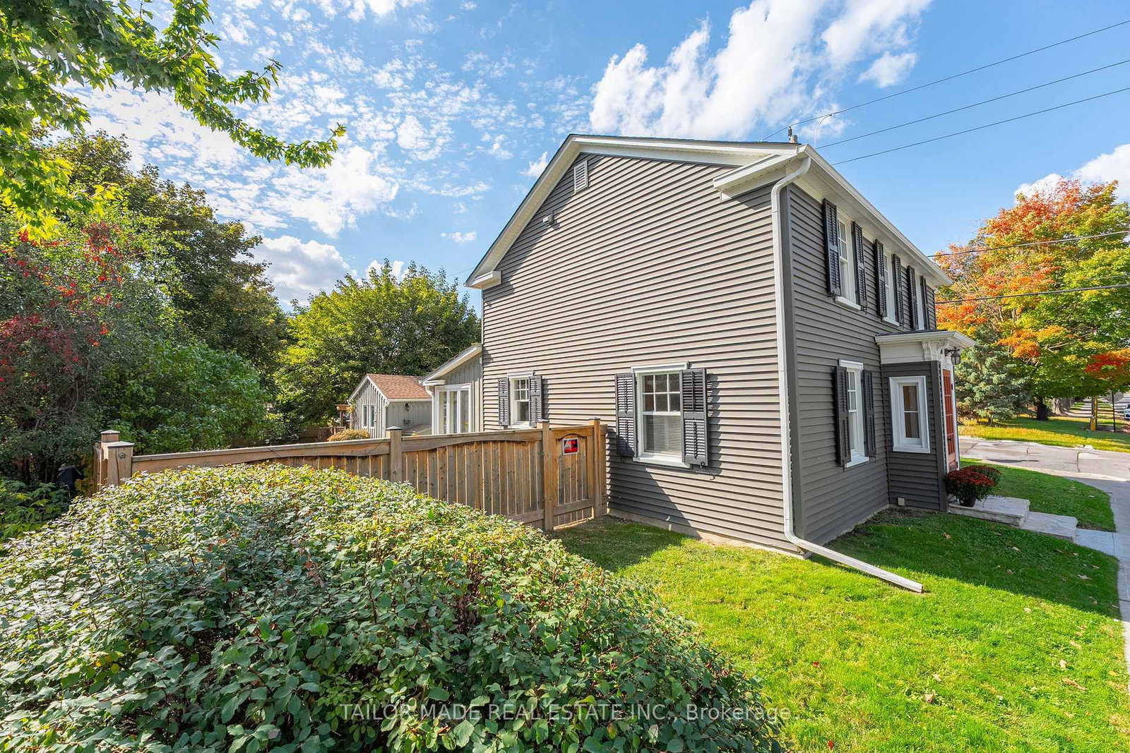 Detached House for sale at 19 Isabella Street, Brampton, Ontario, L6X 1P4 - Downtown Brampton - MLS: W12944162