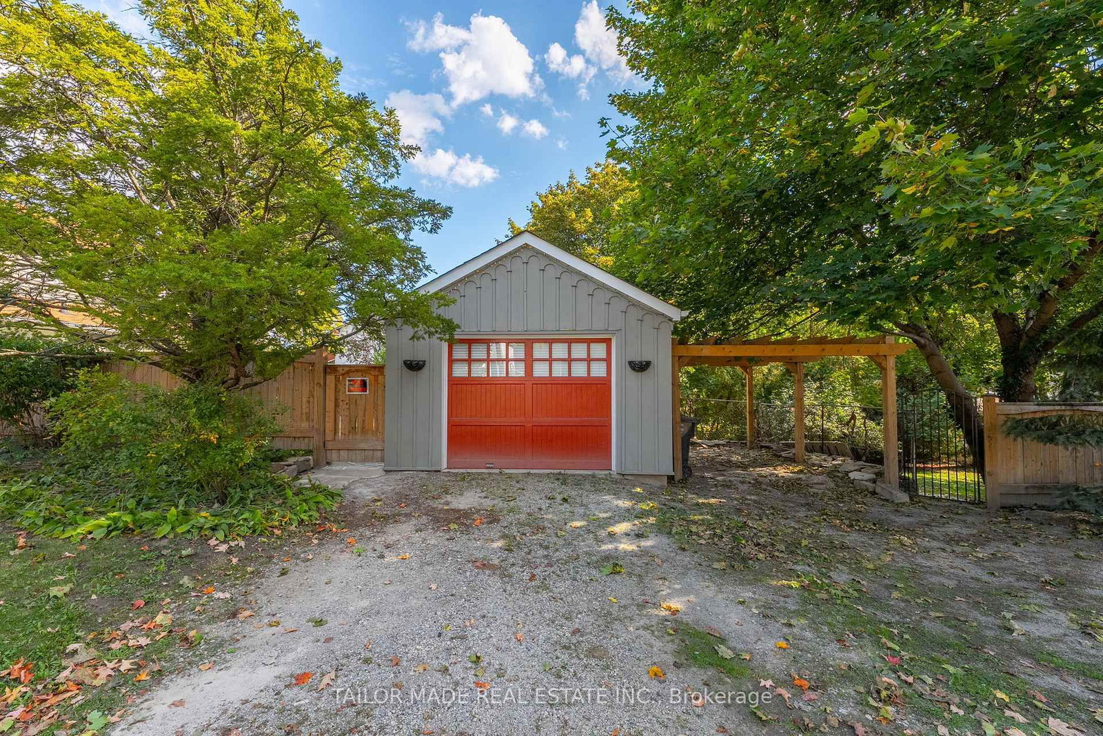 Detached House for sale at 19 Isabella Street, Brampton, Ontario, L6X 1P4 - Downtown Brampton - MLS: W12944162