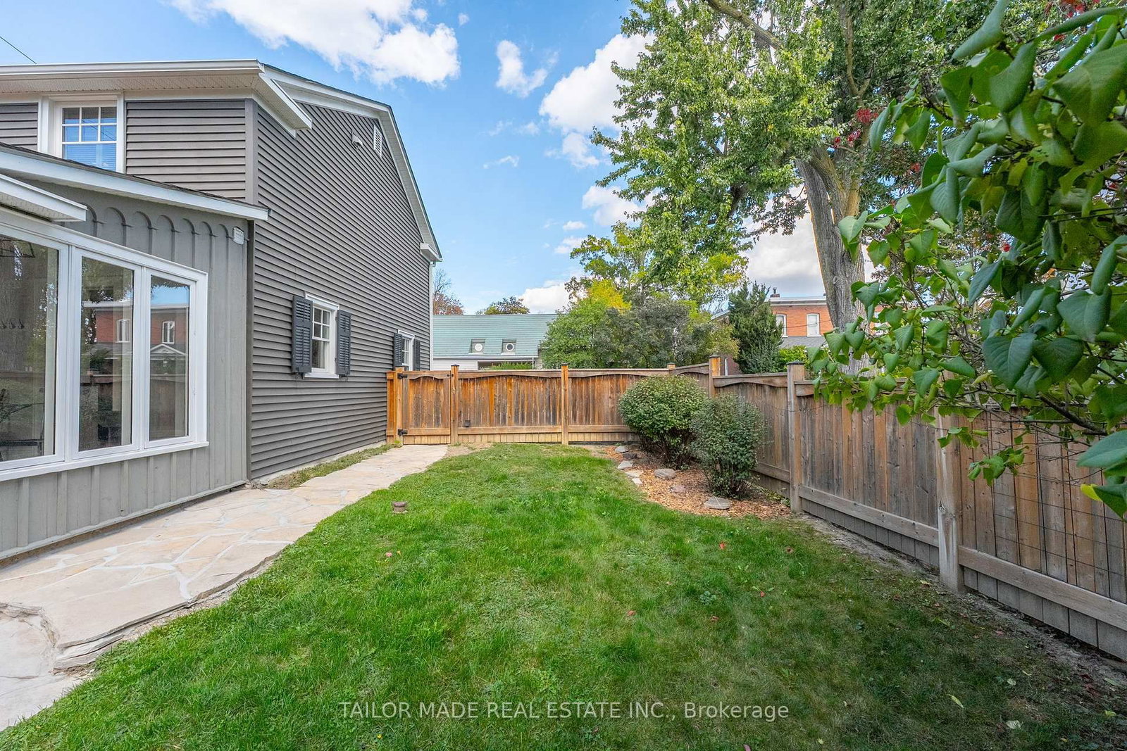 Detached House for sale at 19 Isabella Street, Brampton, Ontario, L6X 1P4 - Downtown Brampton - MLS: W12944162