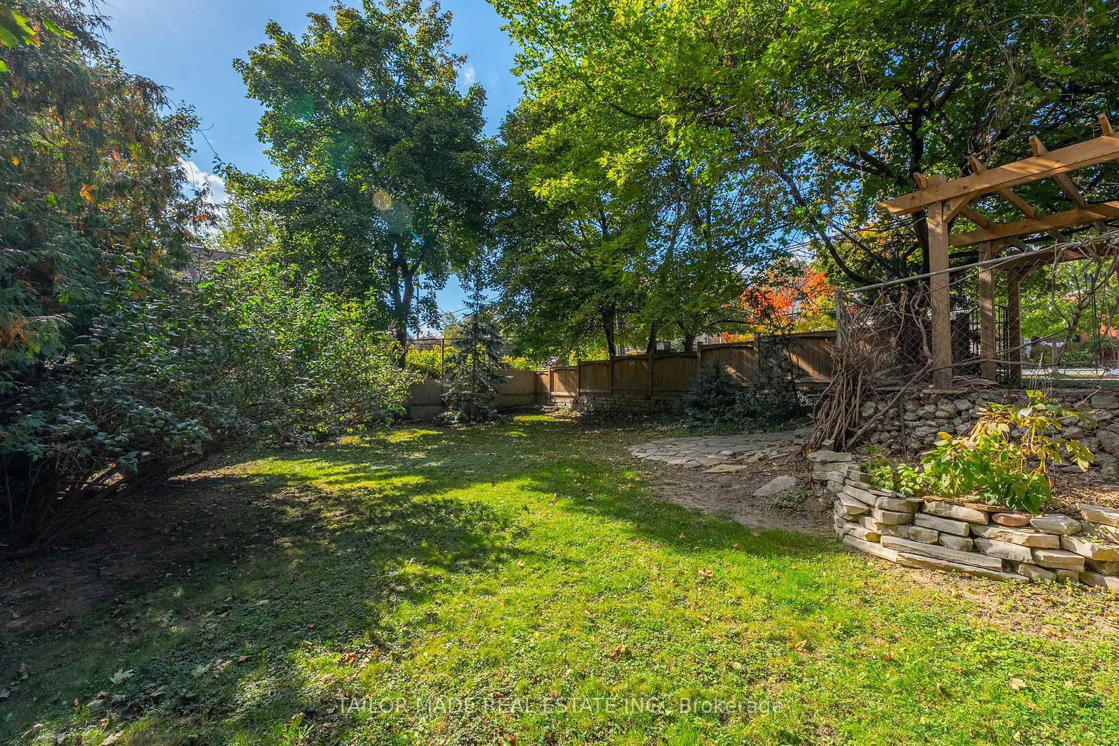 Detached House for sale at 19 Isabella Street, Brampton, Ontario, L6X 1P4 - Downtown Brampton - MLS: W12944162