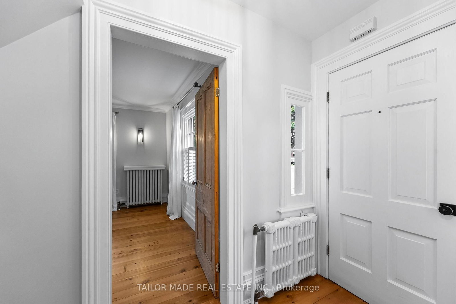 Detached House for sale at 19 Isabella Street, Brampton, Ontario, L6X 1P4 - Downtown Brampton - MLS: W12944162