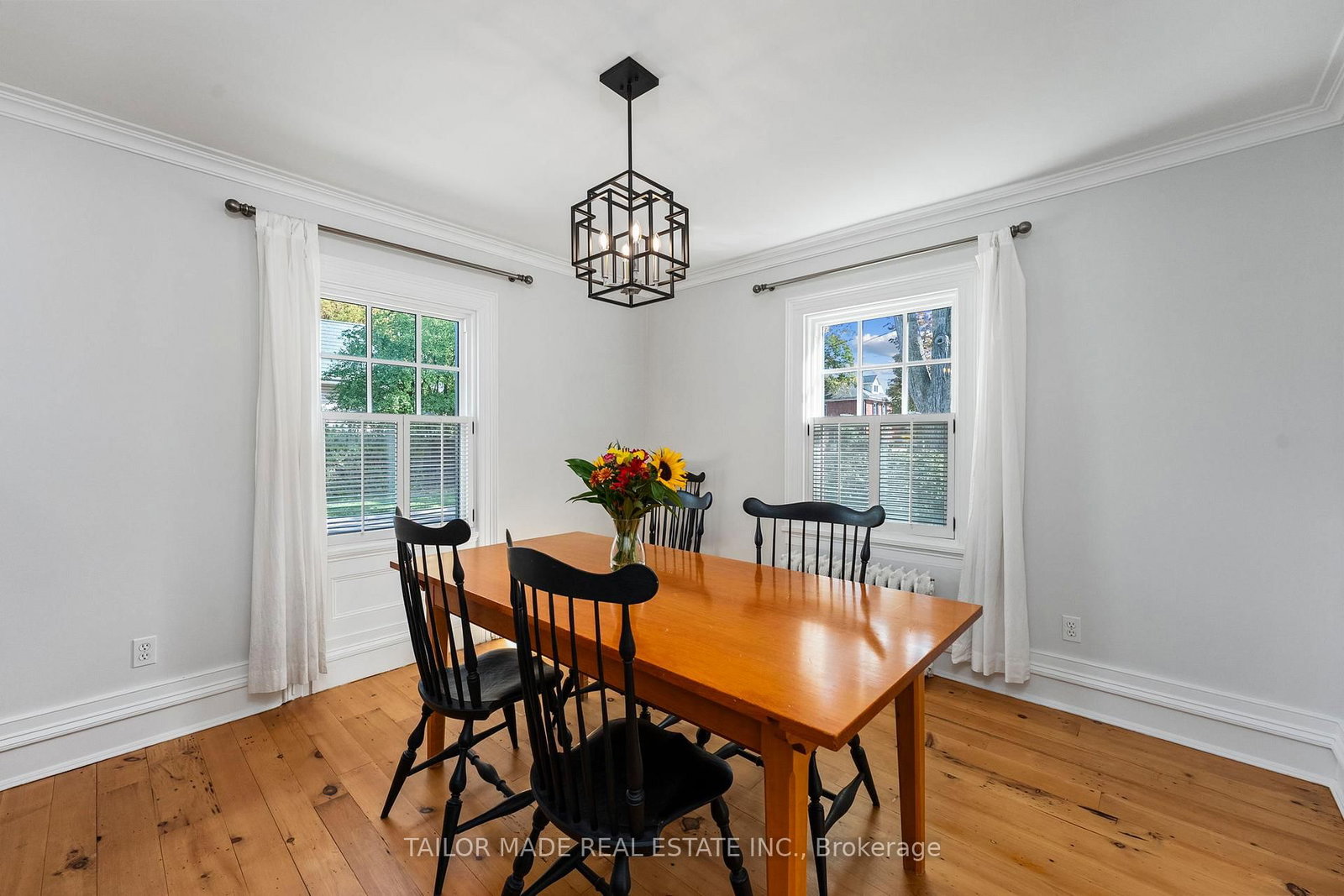 Detached House for sale at 19 Isabella Street, Brampton, Ontario, L6X 1P4 - Downtown Brampton - MLS: W12944162