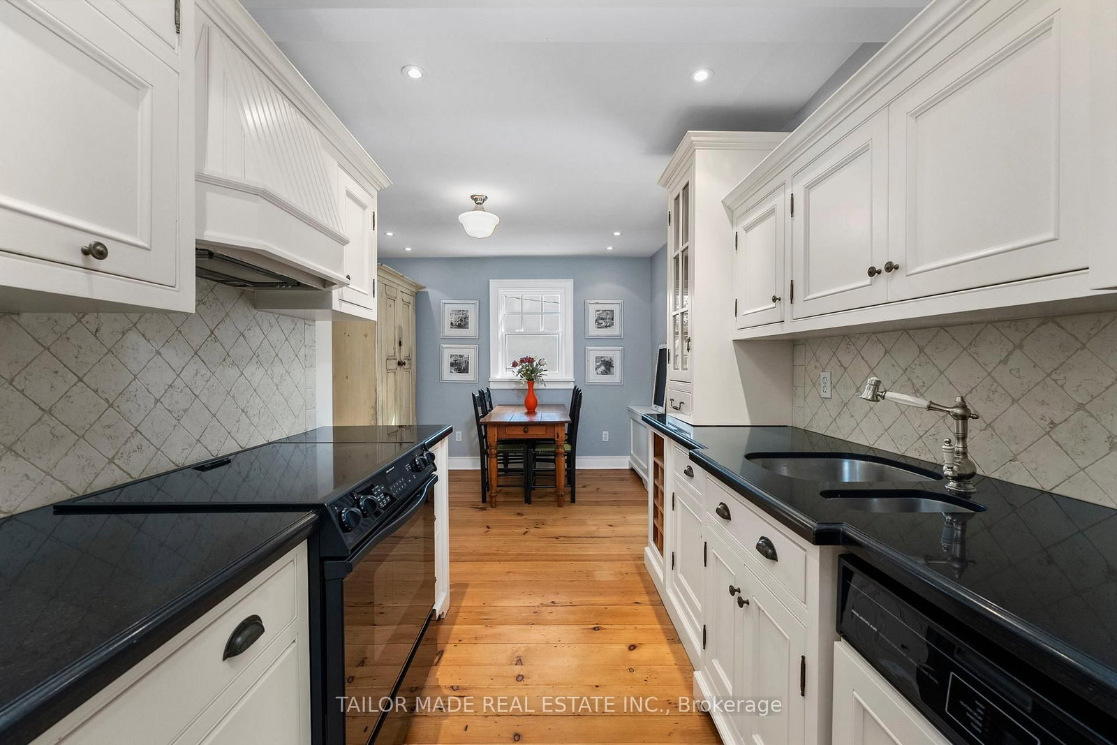 Detached House for sale at 19 Isabella Street, Brampton, Ontario, L6X 1P4 - Downtown Brampton - MLS: W12944162