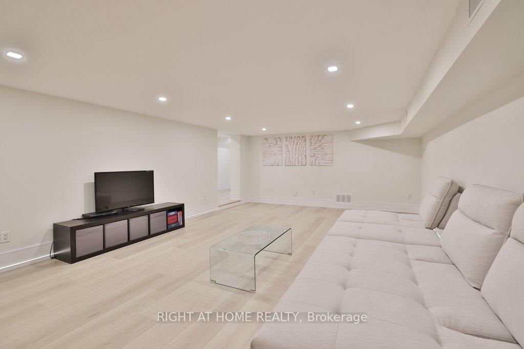 Detached House for sale at 471 Country Club Crescent, Mississauga, Ontario, L5J 2P9 - Clarkson - MLS: W12944366