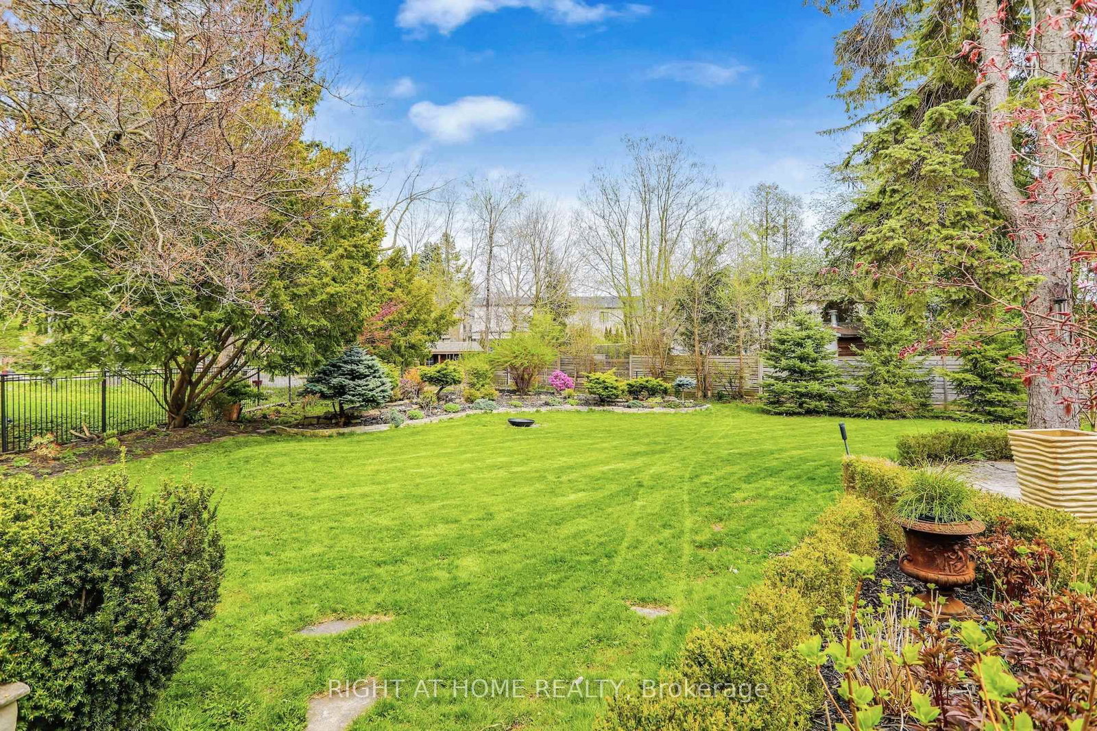 Detached House for sale at 471 Country Club Crescent, Mississauga, Ontario, L5J 2P9 - Clarkson - MLS: W12944366