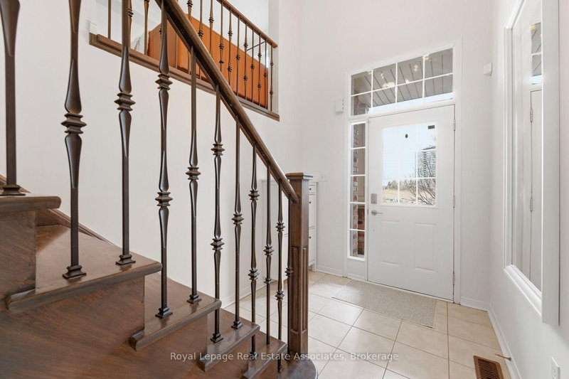 647 Courtney Valley Rd, Mississauga, L5V 0C4 | Image 3