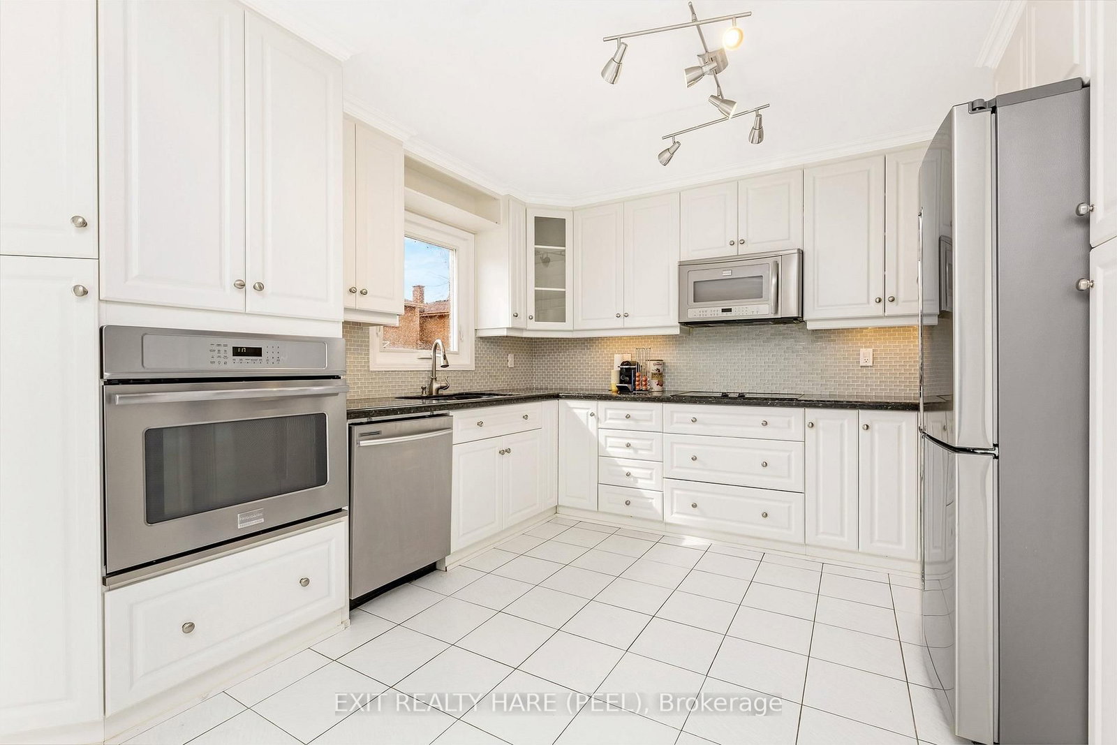 Detached House for sale at 6 Ruth Avenue, Brampton, Ontario, L6Z 3X4 - Heart Lake West - MLS: W12944780