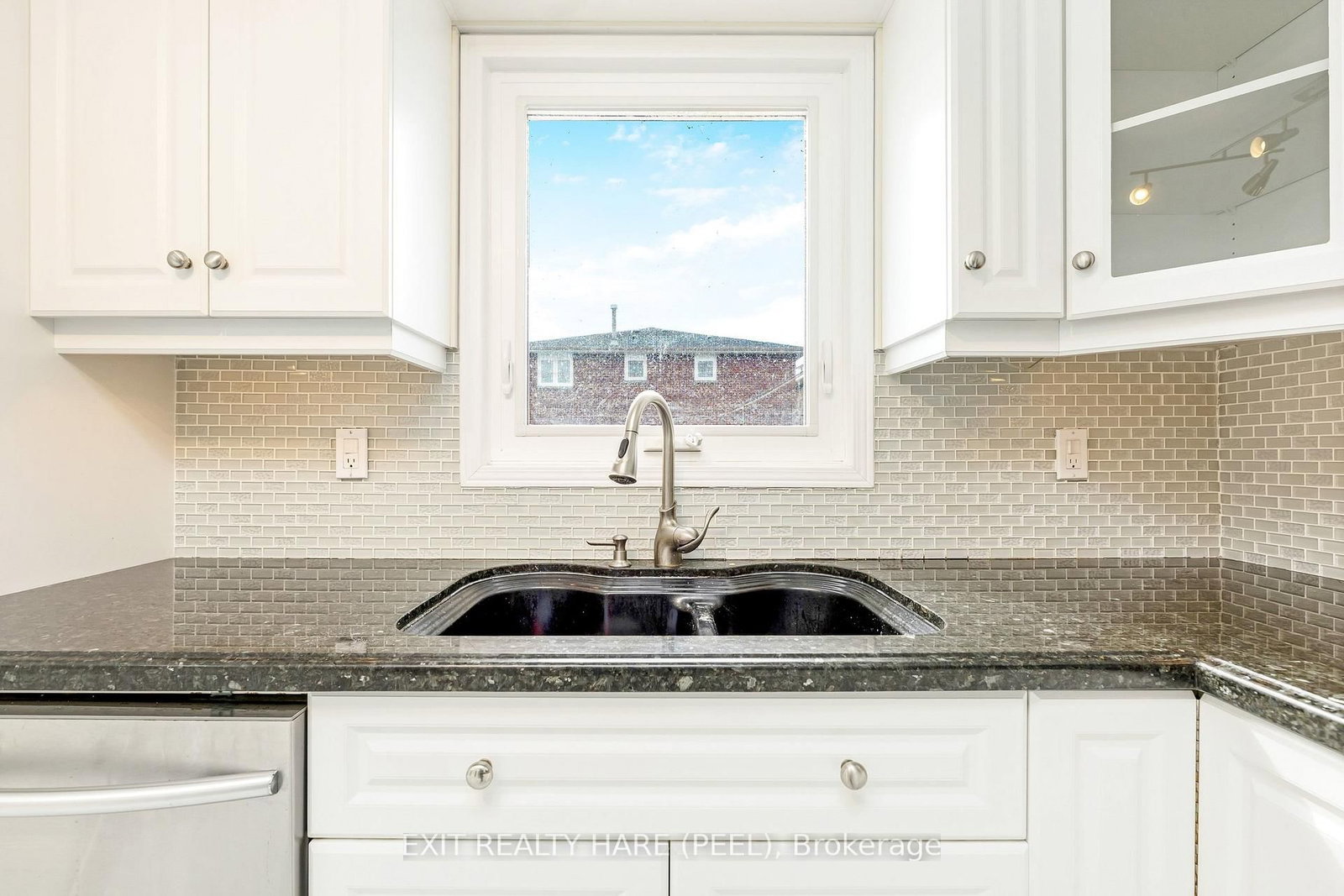 Detached House for sale at 6 Ruth Avenue, Brampton, Ontario, L6Z 3X4 - Heart Lake West - MLS: W12944780