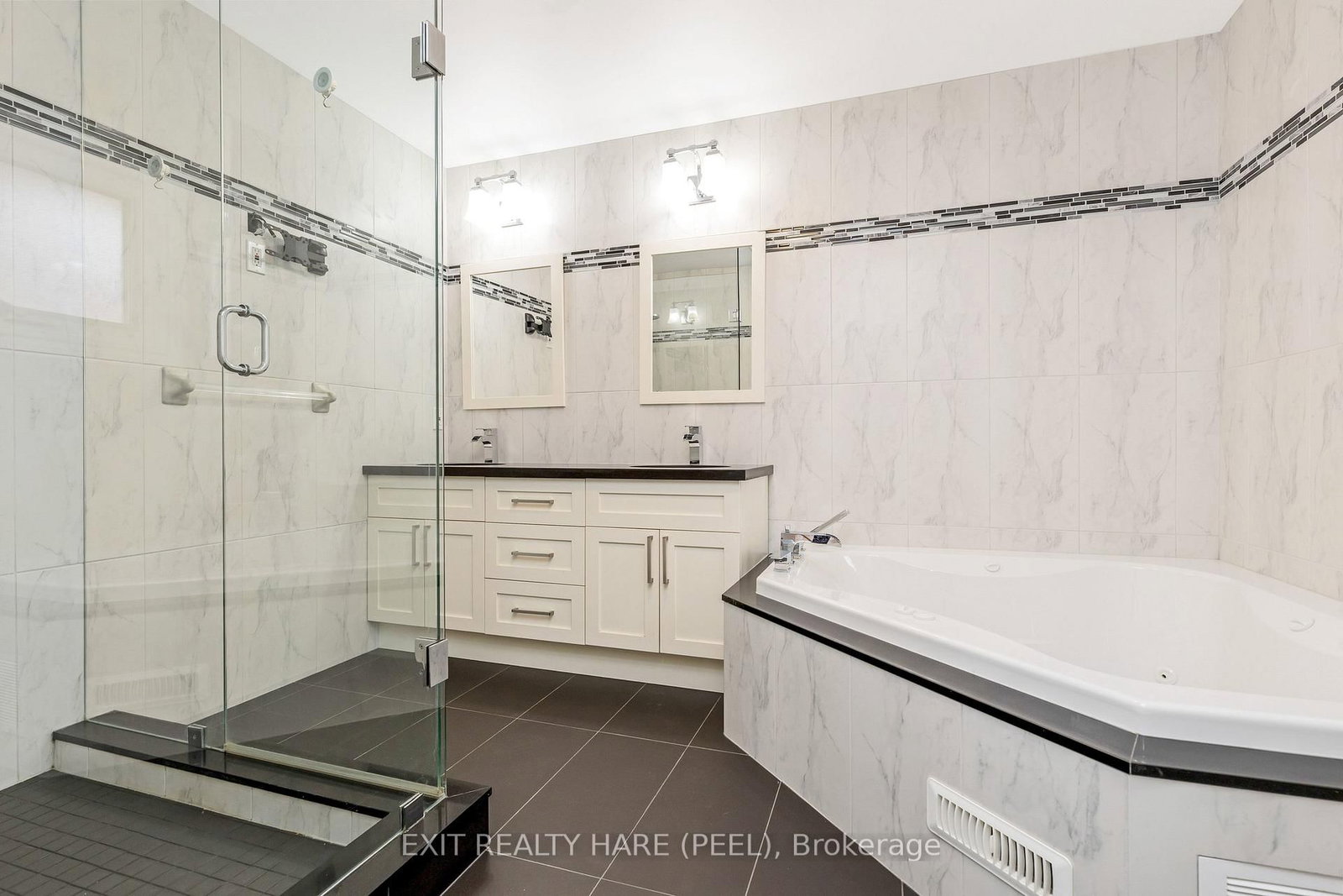 Detached House for sale at 6 Ruth Avenue, Brampton, Ontario, L6Z 3X4 - Heart Lake West - MLS: W12944780