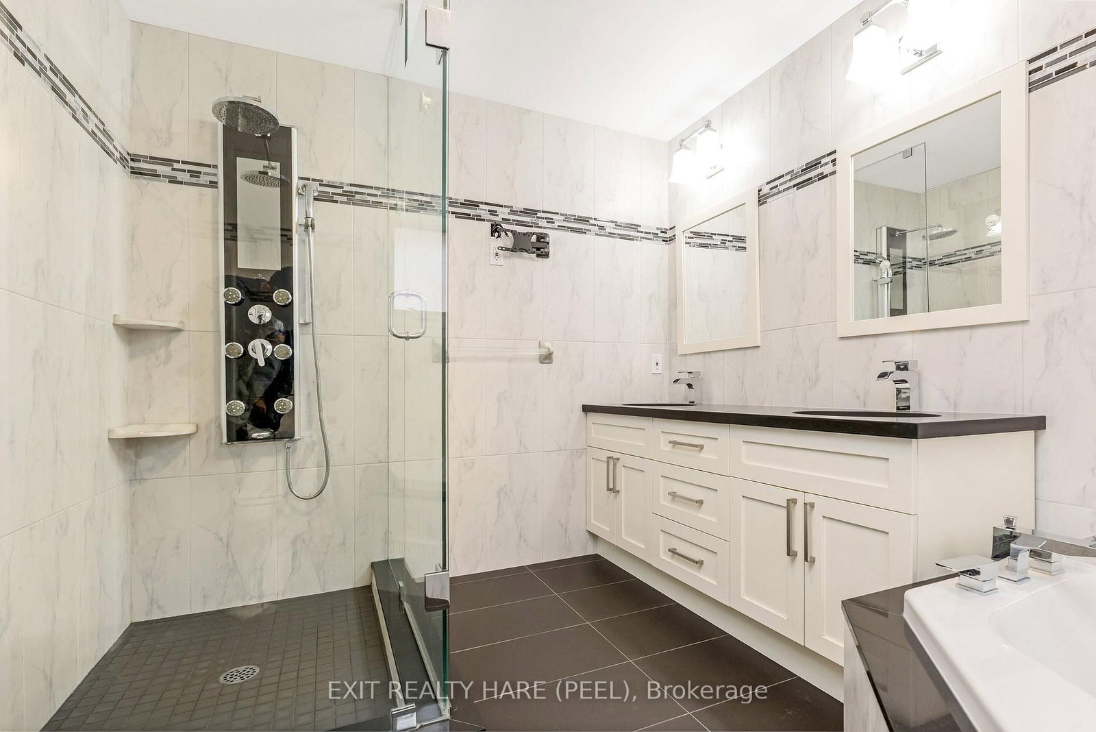 Detached House for sale at 6 Ruth Avenue, Brampton, Ontario, L6Z 3X4 - Heart Lake West - MLS: W12944780