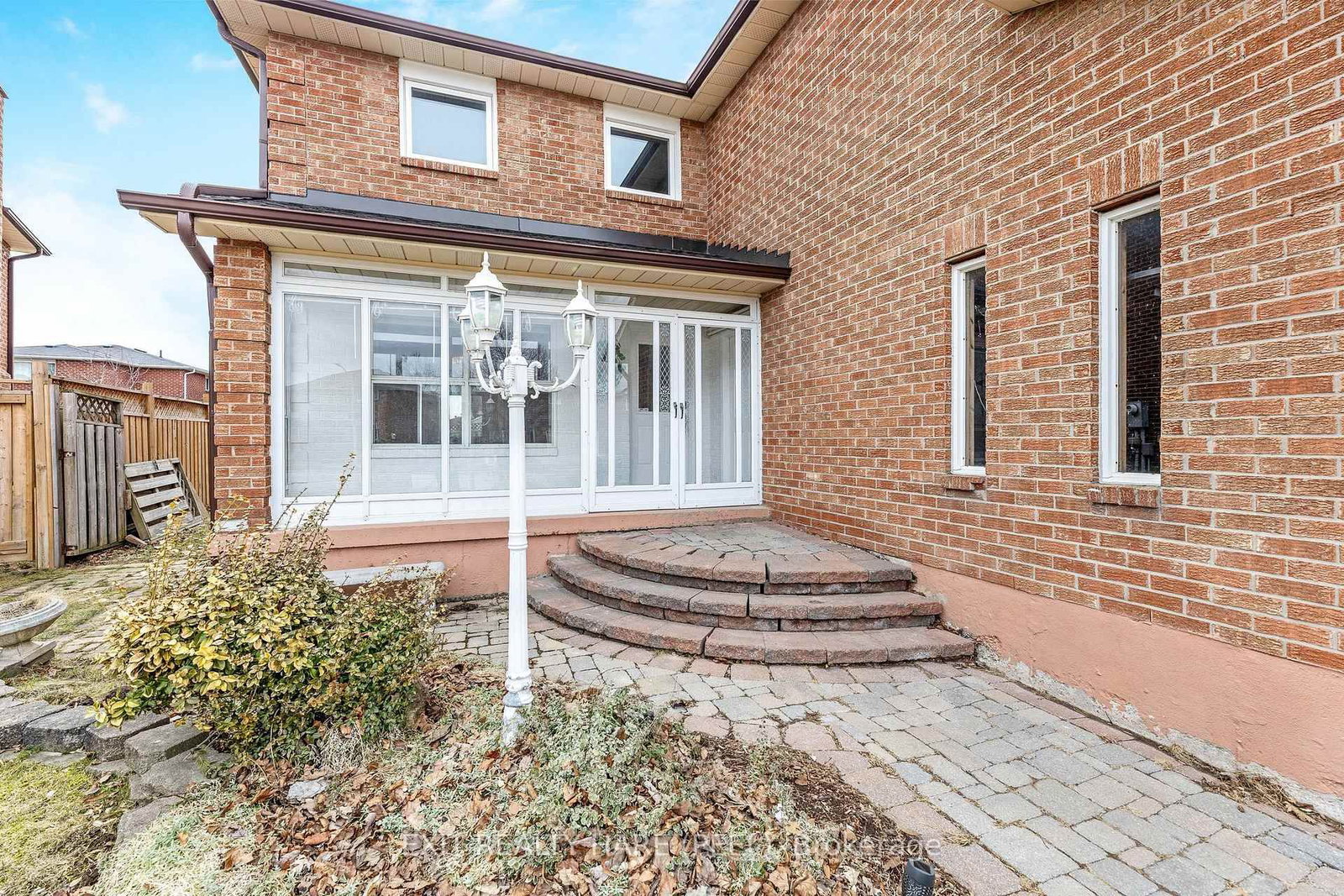 Detached House for sale at 6 Ruth Avenue, Brampton, Ontario, L6Z 3X4 - Heart Lake West - MLS: W12944780