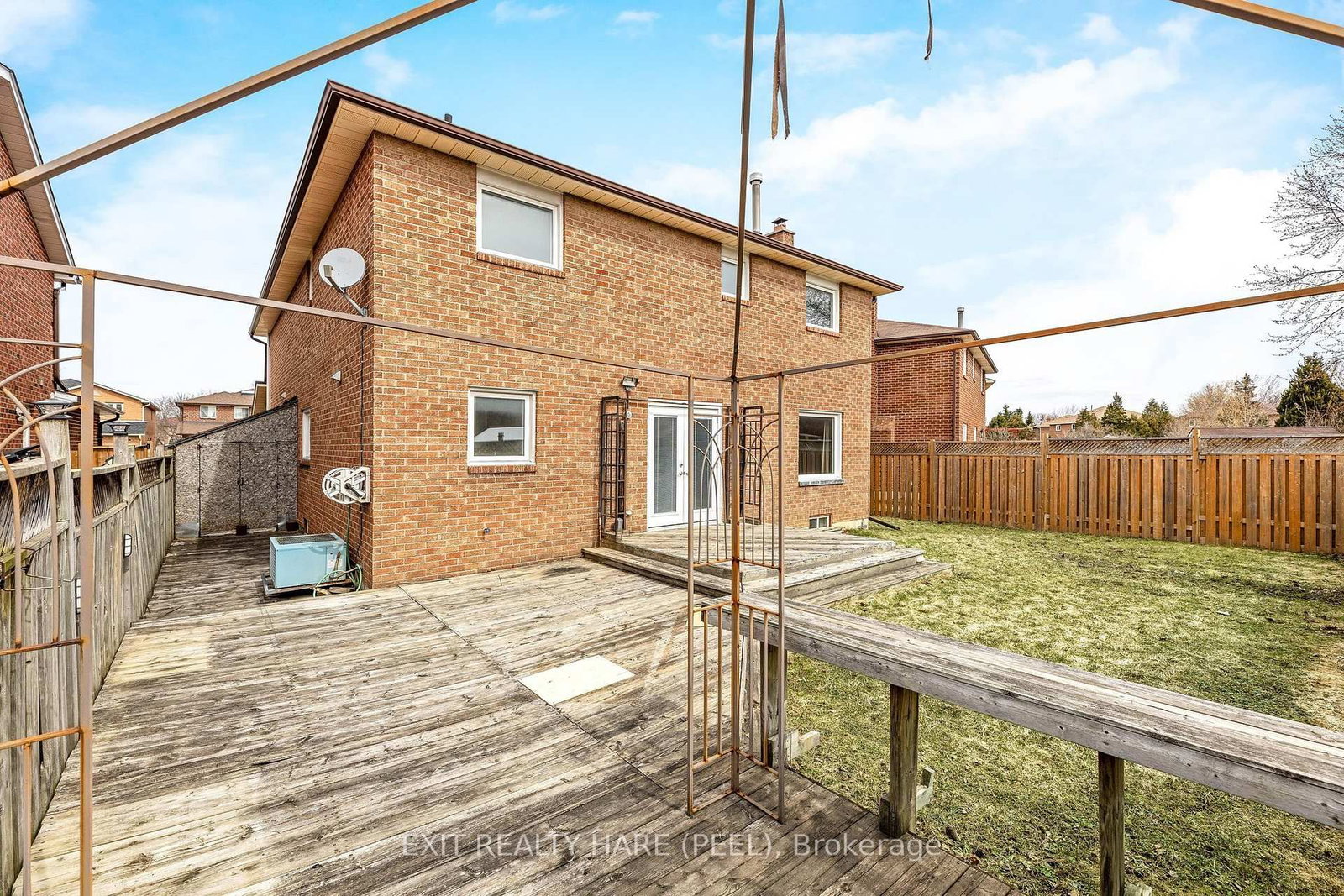 Detached House for sale at 6 Ruth Avenue, Brampton, Ontario, L6Z 3X4 - Heart Lake West - MLS: W12944780