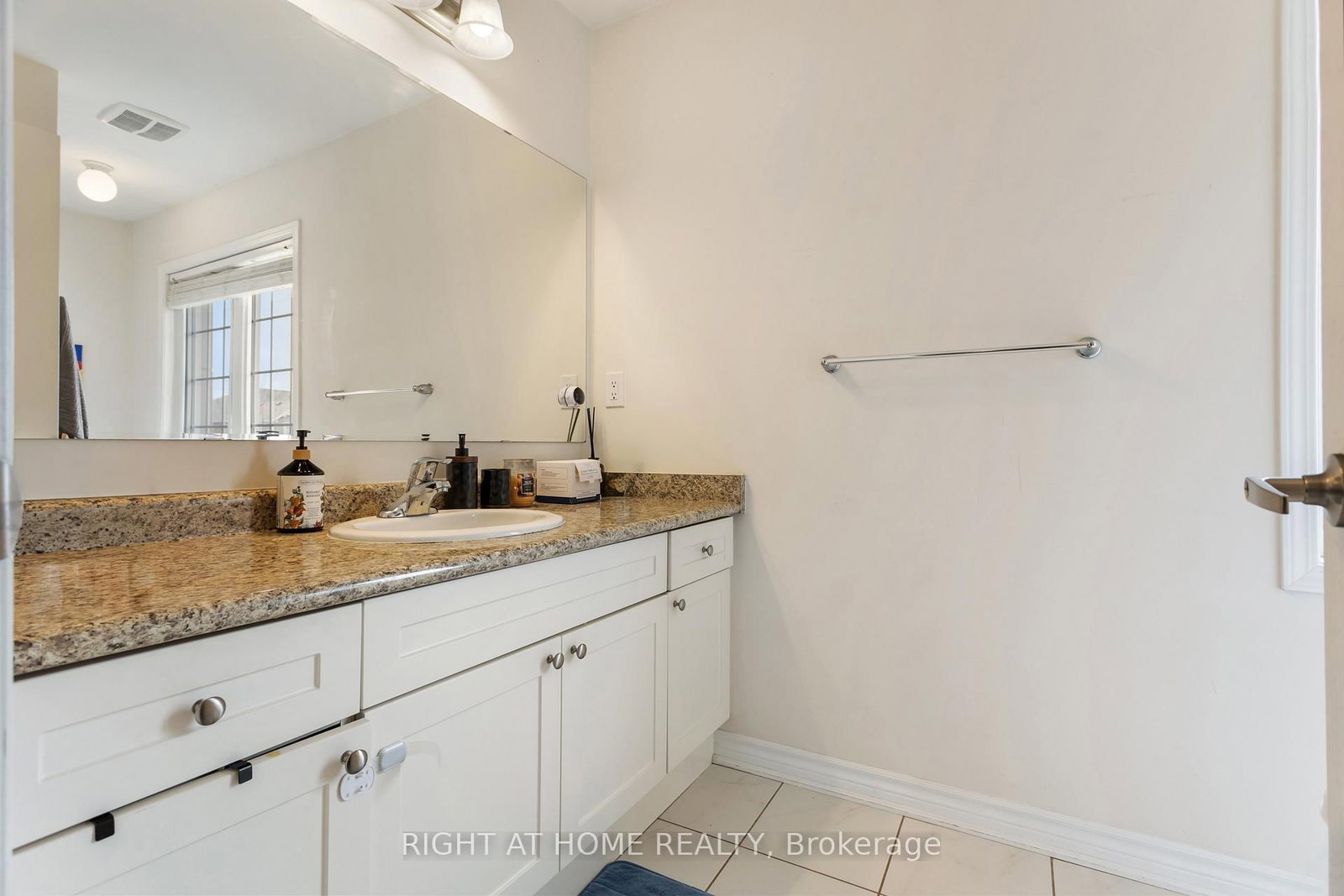 Townhouse for sale at 1550 Gainer Crescent, Milton, Ontario, L9T 8Y3 - Clarke - MLS: W12944788