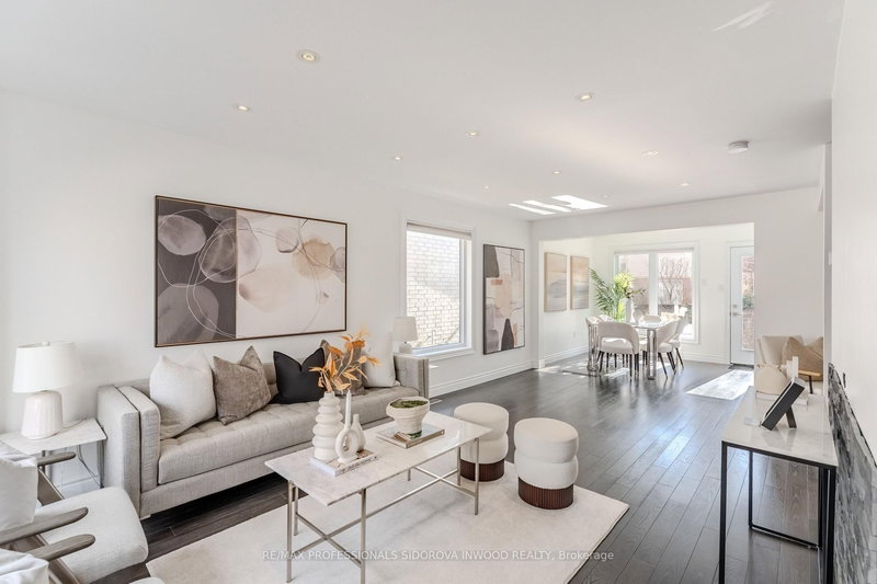 2218 Bluegrass Lane, Burlington, L7L 6L5 | Image 2