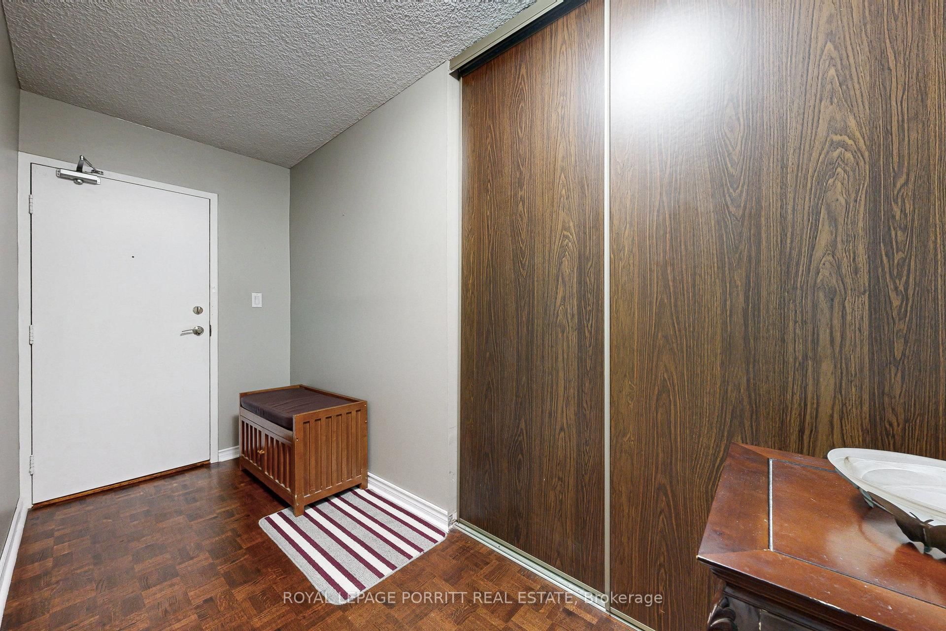 1535 Lakeshore Road E, Unit 201