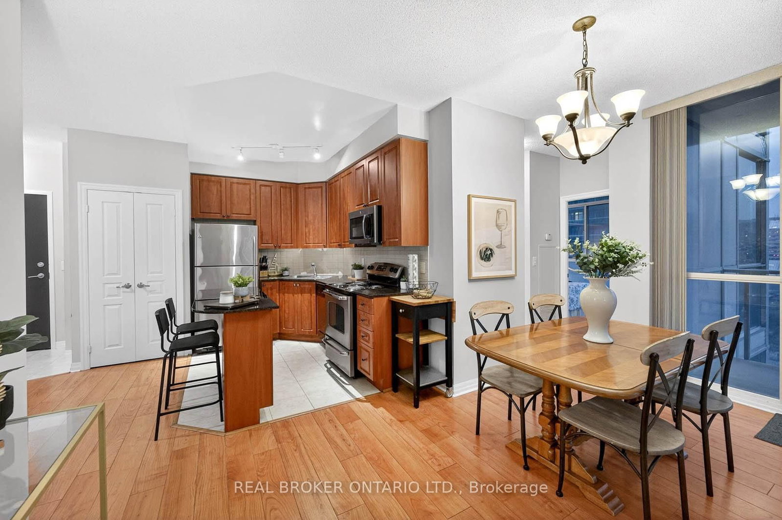 Listing Image 7