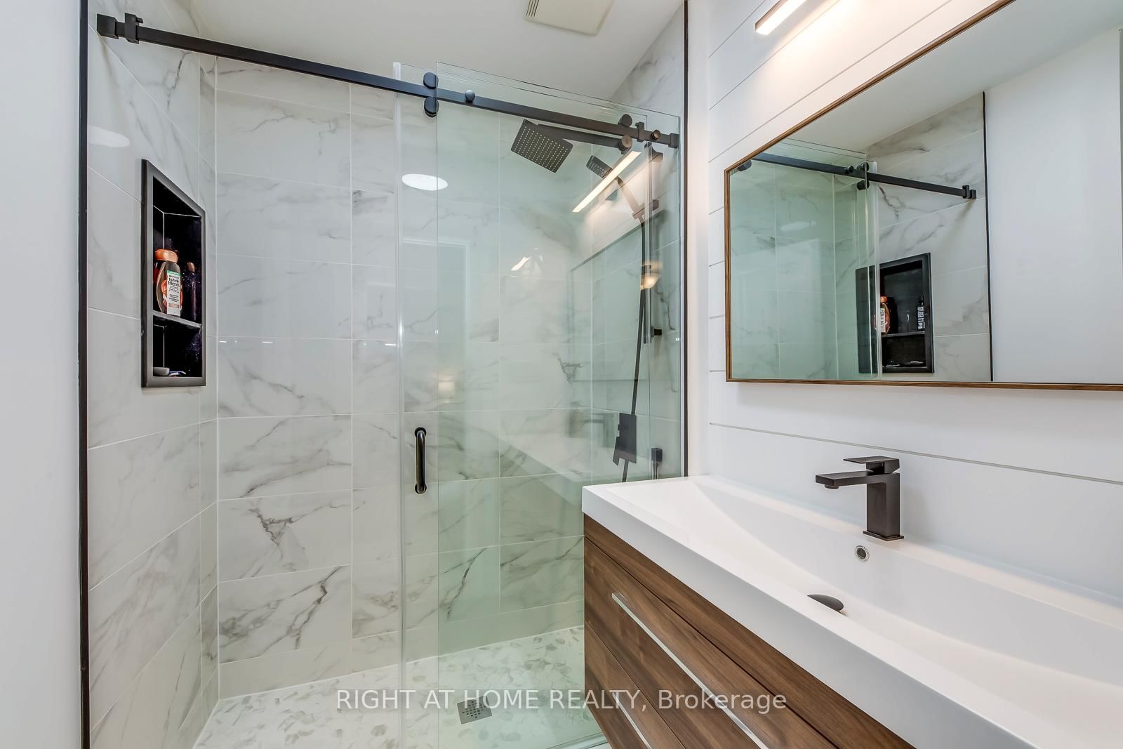 Detached House for sale at 204 Walkers Line, Burlington, Ontario, L7N 2C3 - Roseland - MLS: W12945668